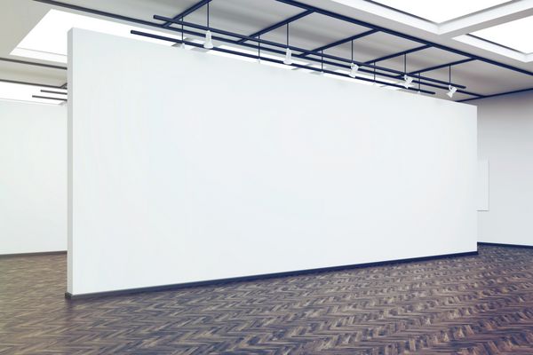 نمای کناری یک دیوار سفید خالی بزرگ در یک گالری هنری کف چوب تیره مفهوم نمایشگاه رندر سه بعدی مدل آزمایشگاهی ماکت تصویر رنگ آمیزی شده