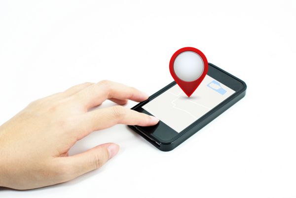 روی موبایل و پین قرمز رنگ موقعیت نقشه بررسی موقعیت مکانی کلیک کنید