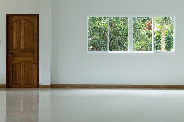فضای داخلی اتاق سفید خالی در ساختمان خانه مسکونی با کفپوش کاشی و دکوراسیون پی وی سی پنجره