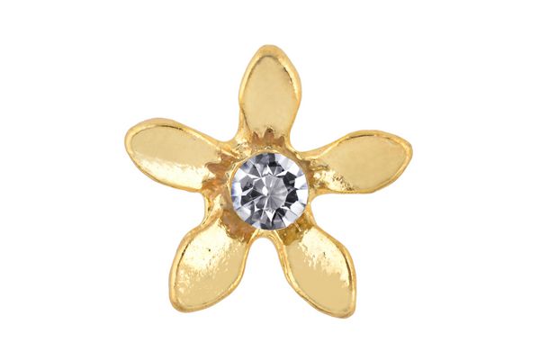 گوشواره طلایی به شکل گل با یک الماس در وسط جدا شده در زمینه سفید مسیر برش گنجانده شده است