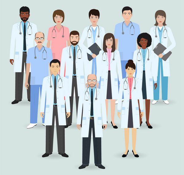 کارکنان بیمارستان گروه دوازده زن و مرد پزشک و پرستار کنار هرم ایستاده اند افراد پزشکی وکتور سبک مسطح