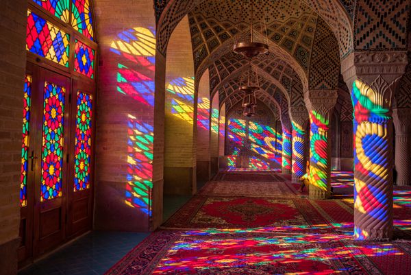 شیراز ایران - 23 اکتبر 2016 نور رنگارنگ از پنجره شیشه ای رنگارنگ داخل مسجد نصیرالملک مسجد صورتی یک مسجد سنتی در شیراز ایران