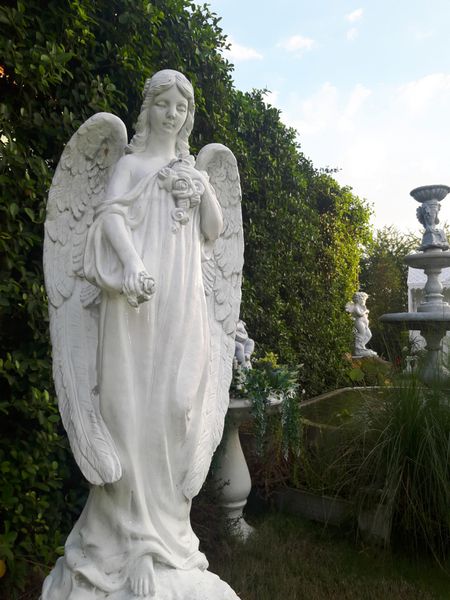 مجسمه فرشته در باغ