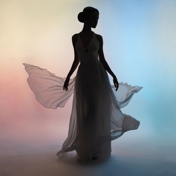 استودیوی مد هنری از زن زیبا و زیبا با لباس دمنده طراحی سایه ها و رنگ ها جلوه های نور و رنگ لباس پرنده سبک مد لباس روان