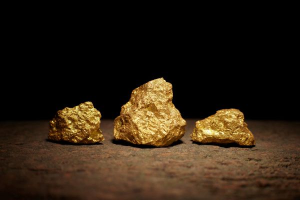 نمای نزدیک از قطعات بزرگ طلا مفهوم تجاری