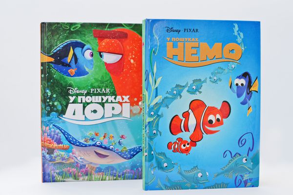 های اوکراین - 28 فوریه 2017 مجموعه کتاب های تولید کارتونی انیمیشن های دیزنی در حال یافتن dory و nemo در پس زمینه سفید