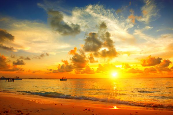 ساحل غروب خورشید با چشم انداز زیبای آسمان سفر گردشگری پس زمینه مفهوم تعطیلات مکزیک صحنه بهشتی از جزیره دریای کارائیب خورشید شن و امواج