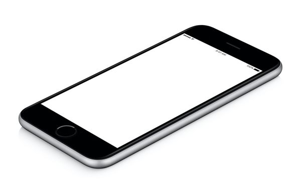 ماکت مشکی تلفن همراه هوشمند که در جهت عقربه‌های ساعت چرخانده شده است روی موج‌سواری با صفحه خالی جدا شده روی پس‌زمینه سفید قابل استفاده برای پروژه وب یا ارائه طراحی شما قرار دارد