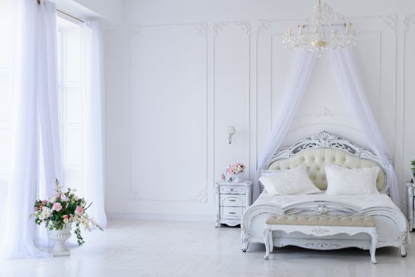 اتاق خواب سفید داخلی با سایبان
