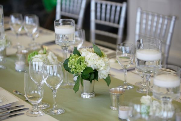 چیدمان میز برای جشن عروسی یا جشن عروسی روی دسته گل تمرکز کنید