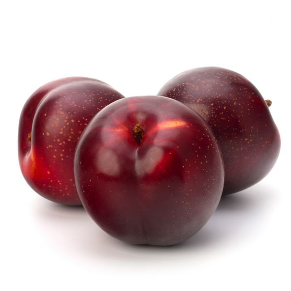میوه آلو قرمز جدا شده در پس زمینه سفید