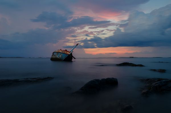 نور عصر با یک کشتی غرق شده در دریا