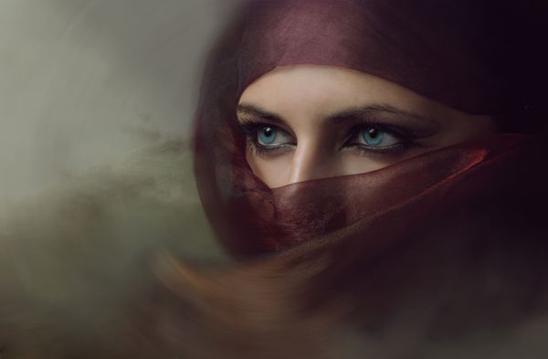 زن جوان عرب با حجاب با چشمان آبی زیبا تونینگ