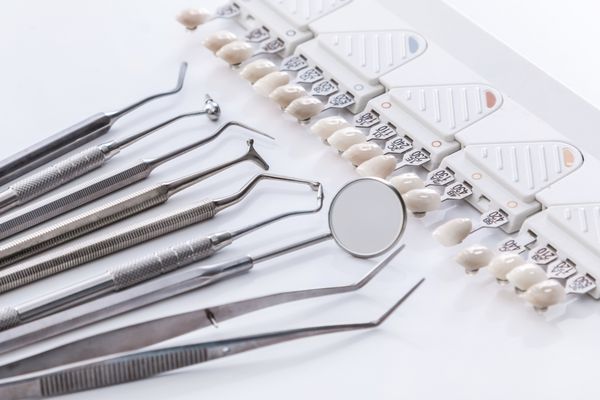 ابزارهای دندانپزشکی و نمونه دندان