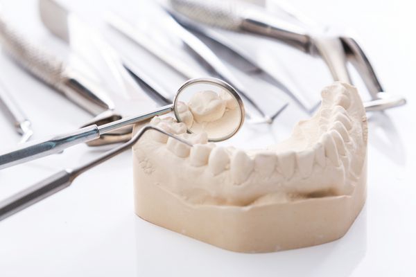 مدل گچی فک و ابزار دندانپزشکی