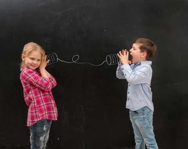 دو کودک بامزه در حال صحبت با تلفن طراحی شده خودساخته