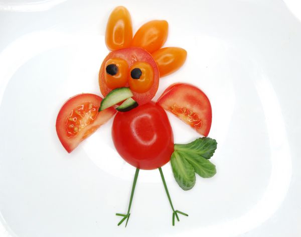 میان وعده سبزیجات خنده دار خلاقانه با گوجه فرنگی