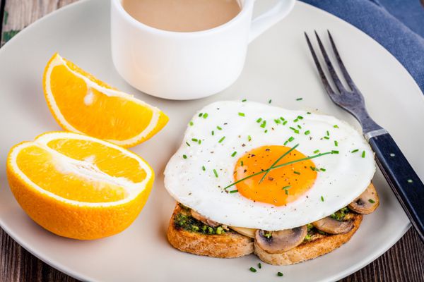 صبحانه تخم مرغ سرخ شده با قارچ و پستو روی نان تست