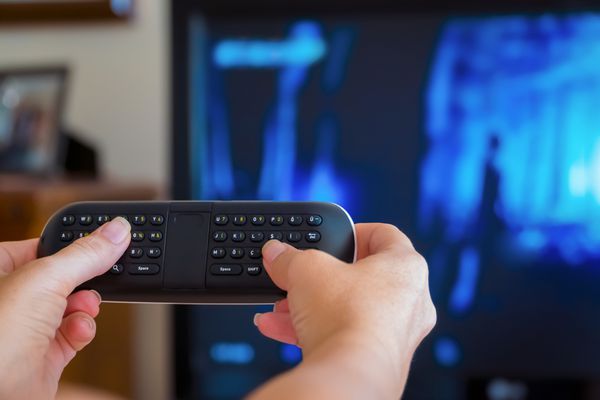 دست زن با کنترل از راه دور تلویزیون هوشمند سه بعدی با صفحه کلید