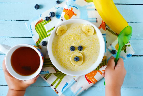 صبحانه بچه ها فرنی با میوه ها و انواع توت ها خرس های صورت