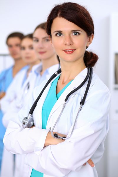 گروهی از پزشکان در بیمارستان متمرکز بر پزشک زن تیم پزشکی موفق آماده کمک است