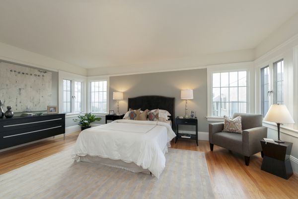 اتاق خواب ساده مدرن با تخت کامل و کف چوبی