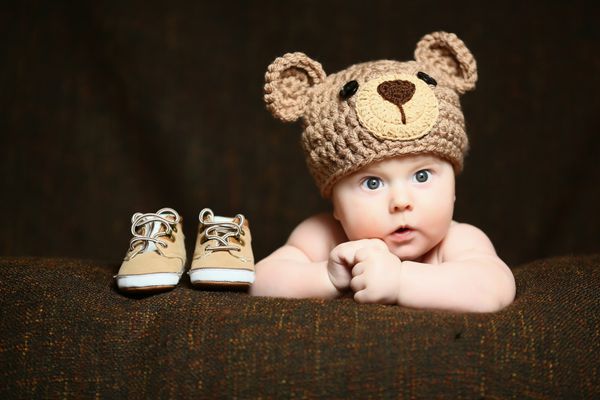 کودک کنجکاو زیبا با دهان باز و خرس عروسکی