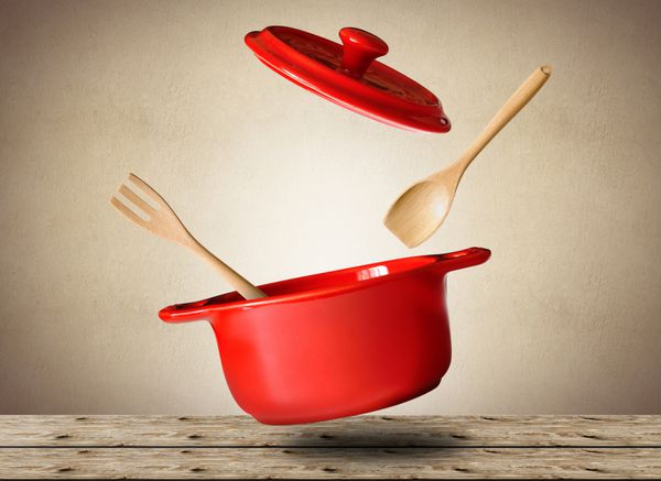 قابلمه بزرگ قرمز برای سوپ با قاشق و چنگال
