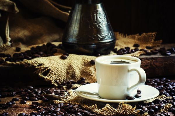 فنجان قهوه سیاه سفید با فوم قهوه ساز ترکی روی