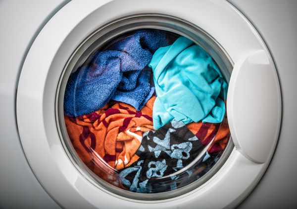ماشین لباسشویی با لباس های رنگی