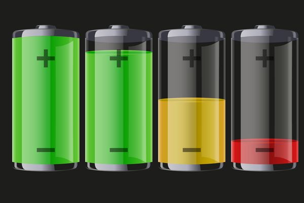 مجموعه ای از باتری های قابل شارژ با نشانگر سطح شارژ کامل تا کم وکتور قابل ویرایش جدا شده در پس زمینه تاریک