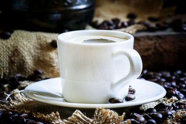 قهوه سیاه در یک فنجان سفید طبیعت بی جان به سبک روستیک کم