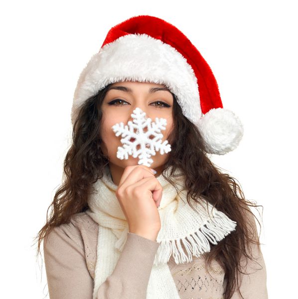 دختر با پرتره کلاه بابا نوئل با ژست دانه‌های برف روی پس‌زمینه سفید مفهوم تعطیلات کریسمس شاد و احساسات