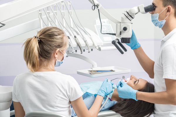 زن در مطب دندانپزشکی