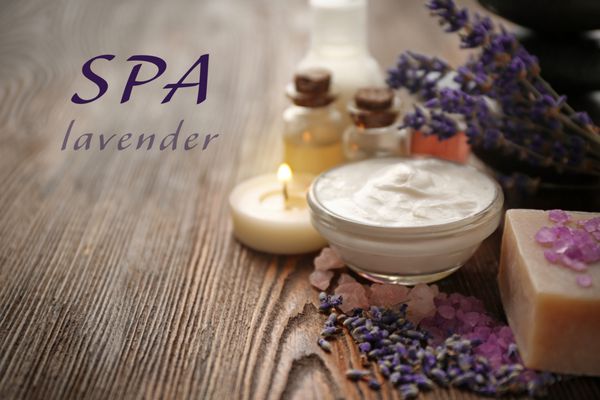 ترکیب اسپا و متن SPA LAVENDER در پس‌زمینه چوبی