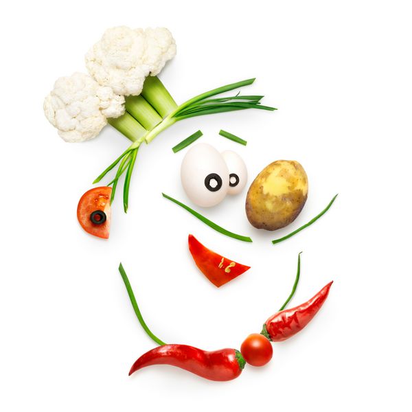 سرآشپز گیاهی مفهوم غذای خلاقانه چهره سرآشپز کارتونی خنده دار ساخته شده از سبزیجات جدا شده روی سفید