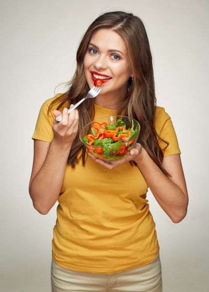 زن جوان در حال خوردن غذای سالم