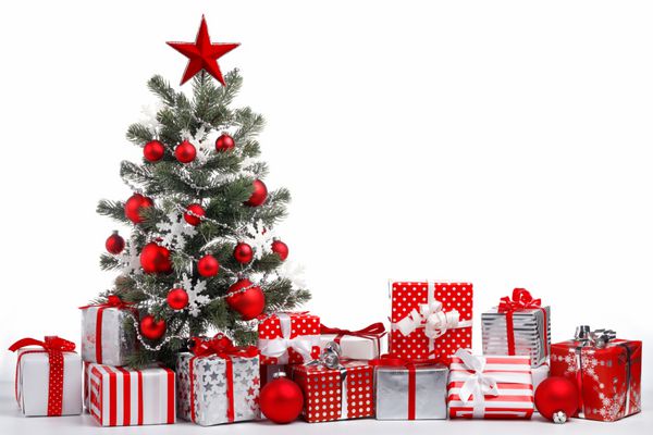 درخت کریسمس تزئین شده و هدایا