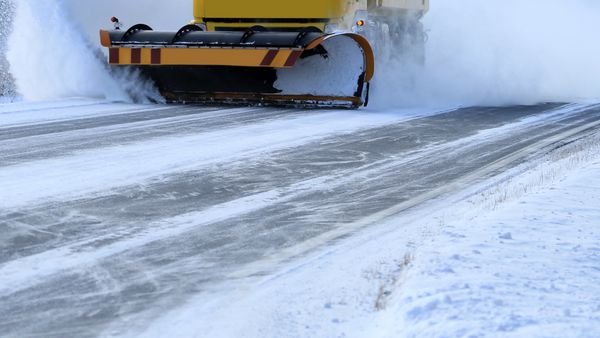 برف پاک کن برف خارج از جاده را حذف می کند