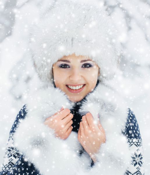 پرتره زنی با کلاه زمستانی در پس زمینه برفی