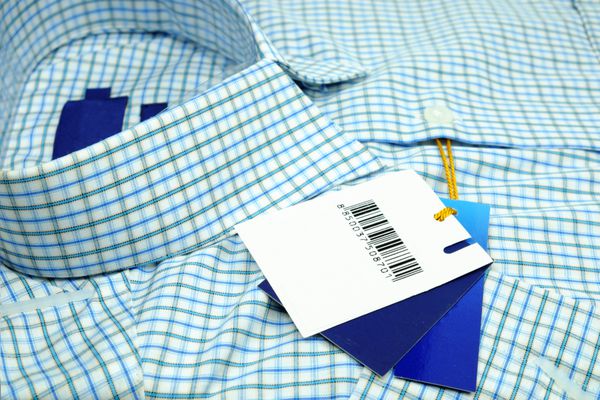 پیراهن آستین بلند تا شده با برچسب قیمت