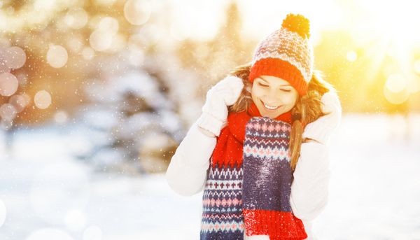 زن جوان شاد در زمستان برای پیاده روی