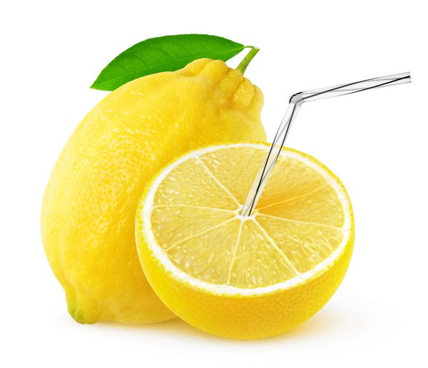 آب لیمو جدا شده یک و نیم میوه لیمو با نی در آن مفهوم آب تازه طبیعی جدا شده در پس زمینه سفید با مسیر برش
