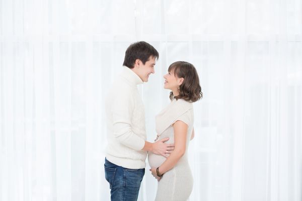 پرتره زوج جوان شادی که در انتظار بچه دار شدن هستند