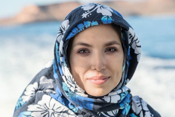 پرتره زن زیبا با لباس عربی در پس زمینه دریا