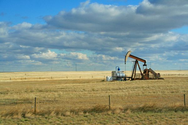 چاه نفت در چمنزارهای باز با آسمان آبی بزرگ آلبرتا کانادا