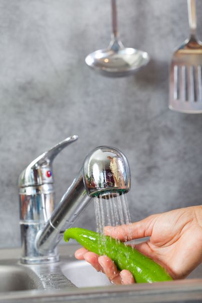 laver un poivron vert sous leau du robinet