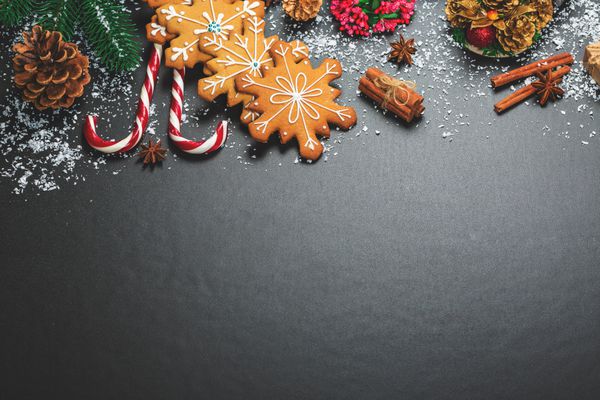 کوکی های کریسمس با تزئینات جشن آب نبات مخروطی و صنوبر با برف