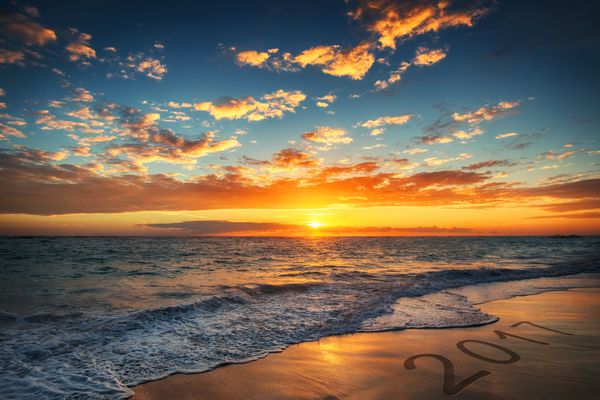 طلوع خورشید بر فراز ساحل