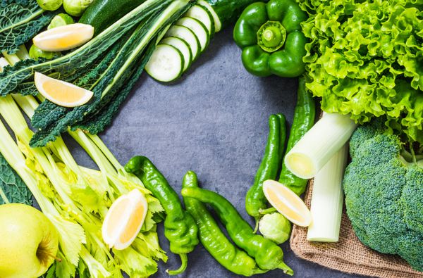 سبزیجات سبز و ترکیبات میوه برای اسموتی سم زدایی فضای کپی نمای بالا